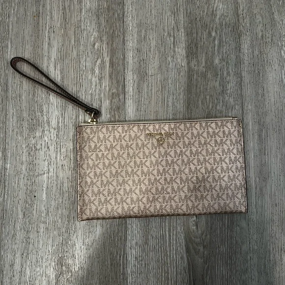 MICHAEL KORS JET SET TRAVEL XL CLUTCH WRISTLET MK SIGNATURE Bags